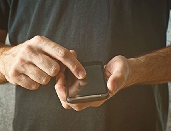 A man texting a woman he met while online dating.