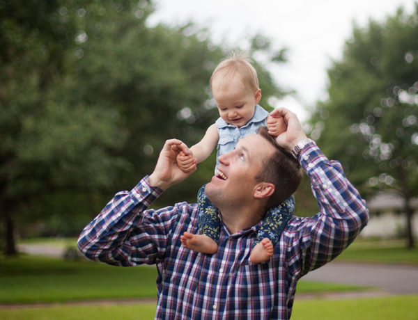A man who took these tips for dating with kids playing with his date's young daughter.