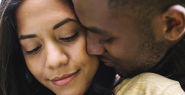 A man in his 30s dating and woman and trying to avoid common dating mistakes.