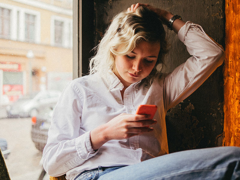 A woman trying to figure out how to say no to a guy using good online dating etiquette.