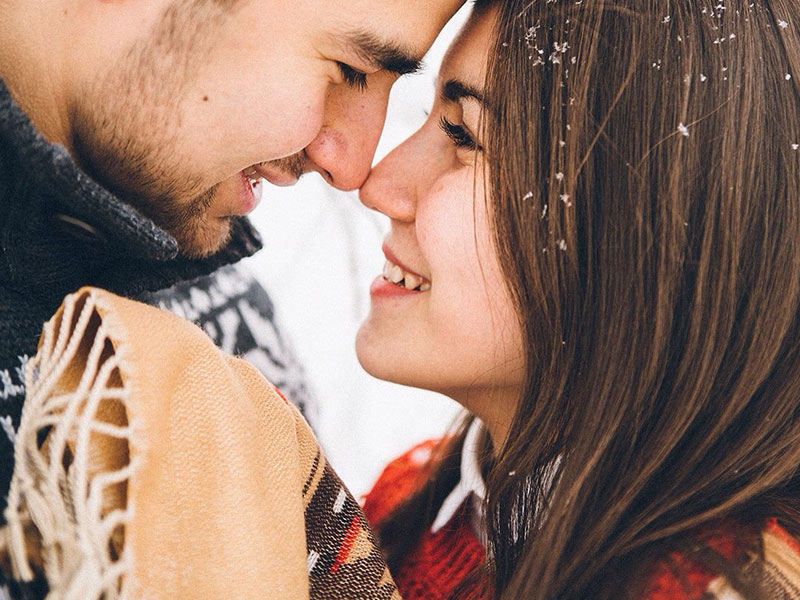 This woman took our dating tips for women and found a great guy to kiss in the snow.