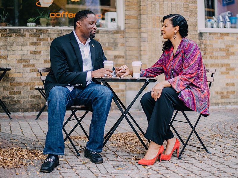 Two singles parents meet on a first date.