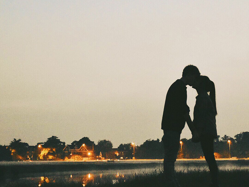 The guy got some good first date tips and now he's enjoying a sunset kiss.