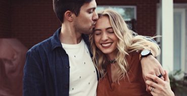 This guy learned what women in their 20s want from a man and made this girl laugh.