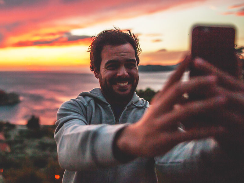 A man who listened to these online dating tips for men, taking a selfie to add to his dating profile.