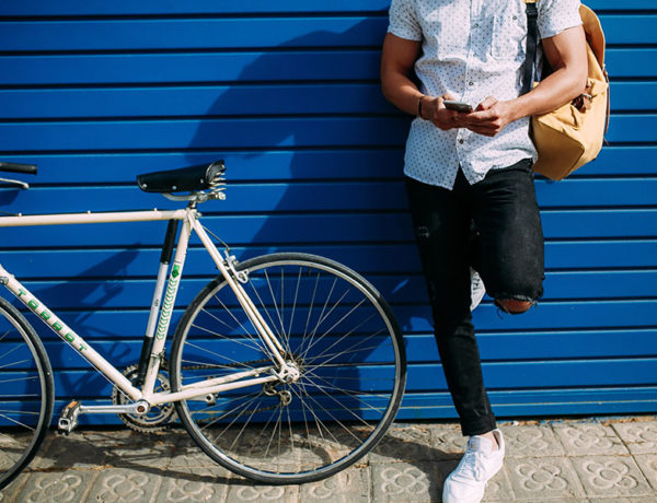 A man who used these Tinder tips for guys texting on his phone to a girl he met on the app.