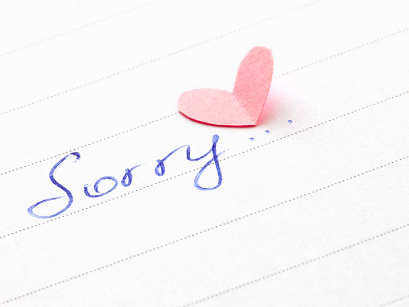 A note that says sorry with a heart: one good way how to say sorry to your girlfriend.