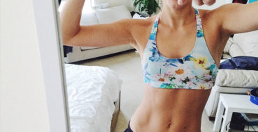 A woman posing in front of her bathroom mirror showing off her abs and doing one of these dating profile no nos.