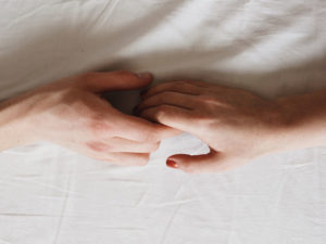 Une femme apprend à quitter quelqu'un que vous aimez en tenant la main de la personne avec laquelle elle se sépare.