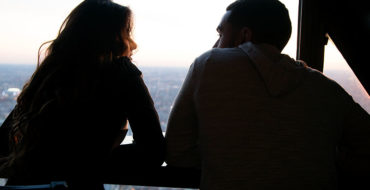 A divorced man telling his date that he was married before over drinks.